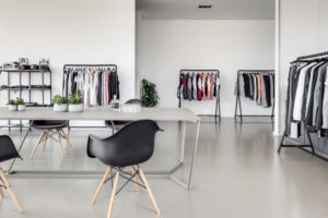 Heller Showroom mit maßgefertigtem Tisch und minimalistischer Innenarchitektur von Studio Moura in München
